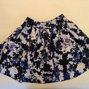 Floral print mini skirt.